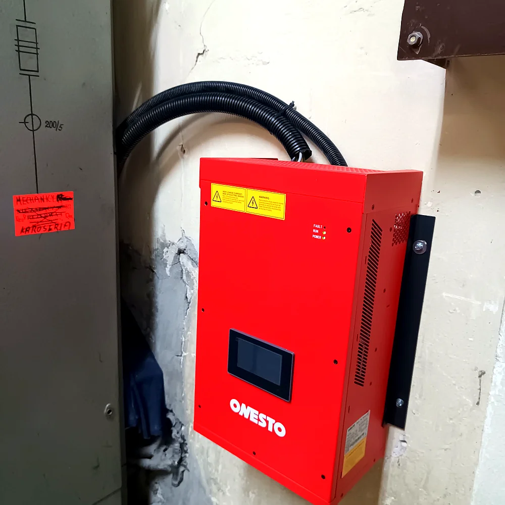 Kompensator mocy biernej Onesto zamontowany w obiekcie przemysłowym