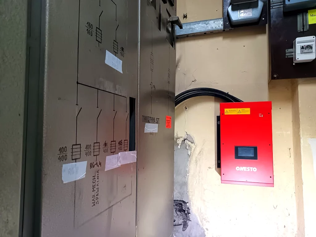 kompensator mocy biernej Onesto w rozdzielni elektrycznej w zakładzie przemysłowym