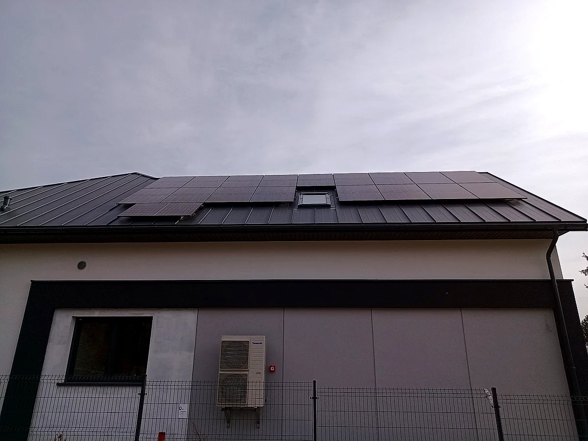 Instalacja fotowoltaiczna na dachu domu jednorodzinnego – realizacja DF Instal