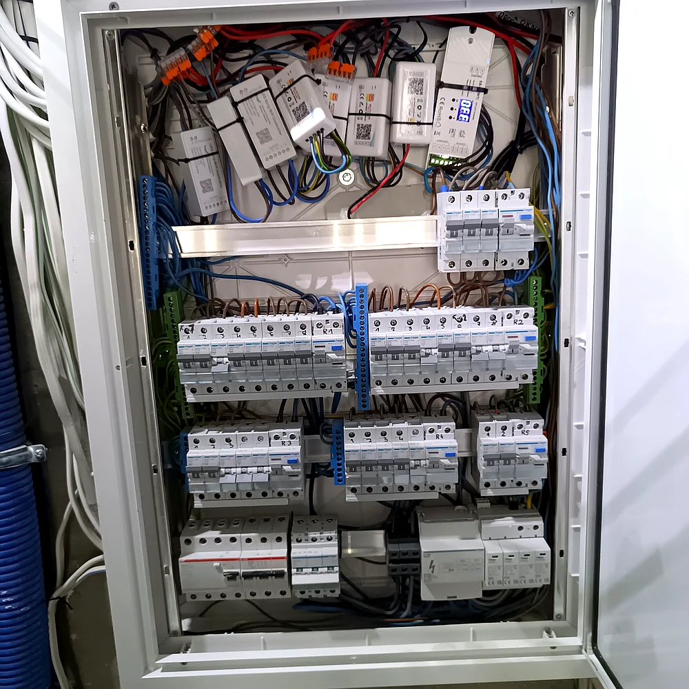 Nowoczesna rozdzielnia elektryczna z zabezpieczeniami i automatyką